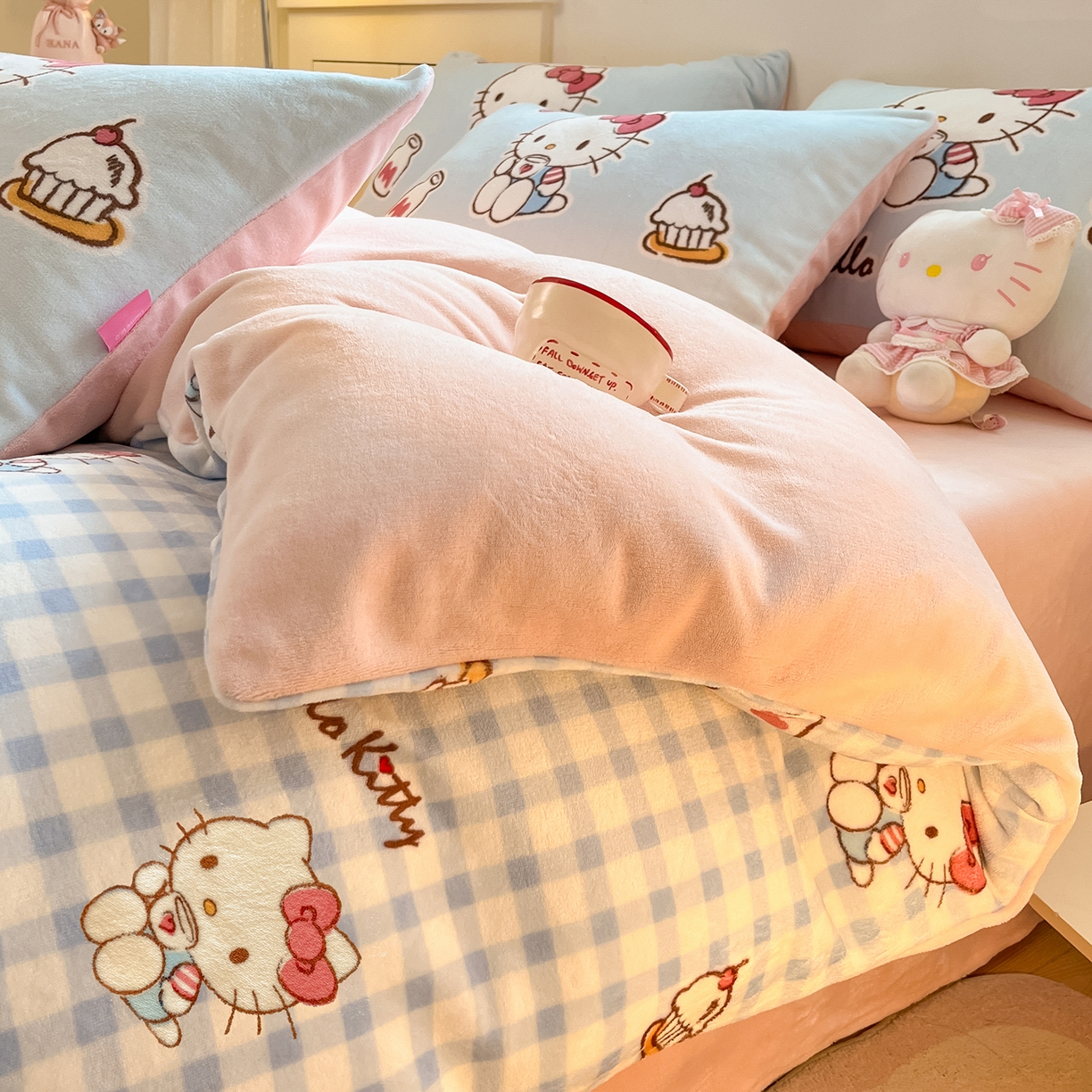 91家纺网 家纺一手货源 找家纺 桃子家居 2025新品正版三丽鸥授权Kitty数码大版枕套混搭卡通加厚高克重牛奶绒系列四件套单品 绒三丽鸥-混搭蓝甜心KT