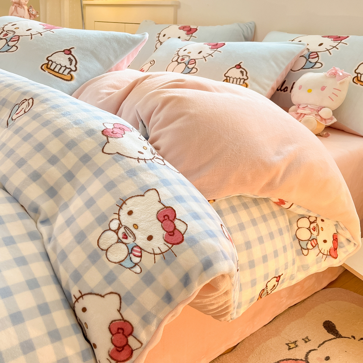 91家纺网 家纺一手货源 找家纺 桃子家居 2025新品正版三丽鸥授权Kitty数码大版枕套混搭卡通加厚高克重牛奶绒系列四件套单品 绒三丽鸥-混搭蓝甜心KT