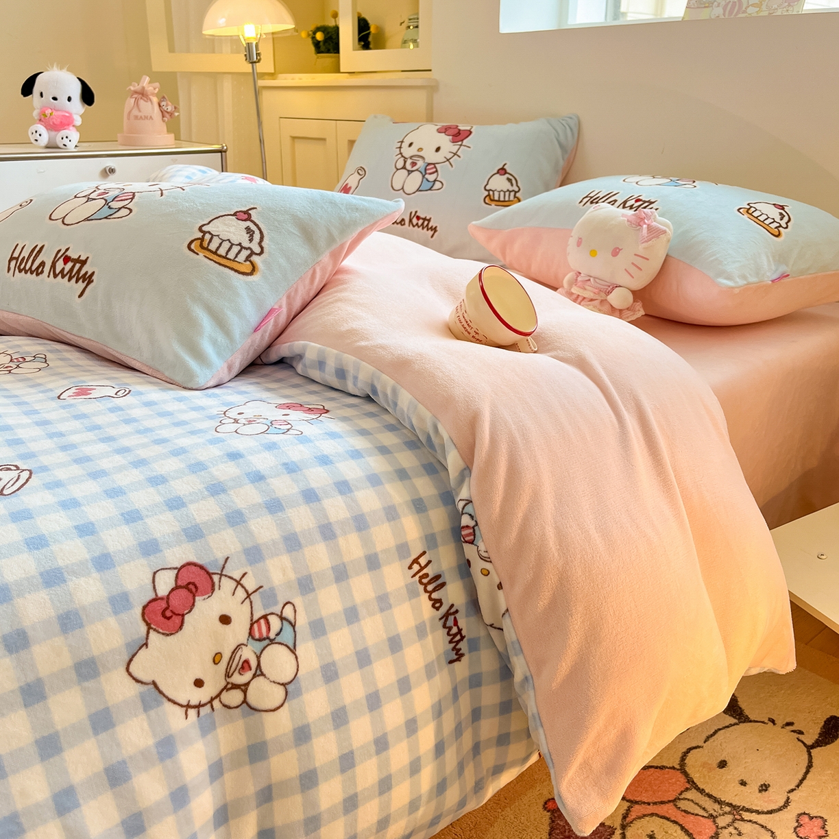 91家纺网 家纺一手货源 找家纺 桃子家居 2025新品正版三丽鸥授权Kitty数码大版枕套混搭卡通加厚高克重牛奶绒系列四件套单品 绒三丽鸥-混搭蓝甜心KT