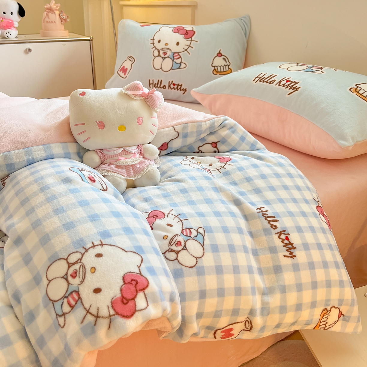 91家纺网 家纺一手货源 找家纺 桃子家居 2025新品正版三丽鸥授权Kitty数码大版枕套混搭卡通加厚高克重牛奶绒系列四件套单品 绒三丽鸥-混搭蓝甜心KT