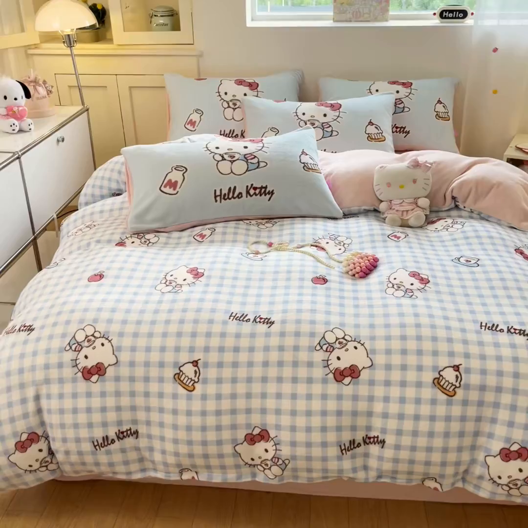 91家纺网 家纺一手货源 找家纺 桃子家居 2025新品正版三丽鸥授权Kitty数码大版枕套混搭卡通加厚高克重牛奶绒系列四件套单品 绒三丽鸥-混搭蓝甜心KT