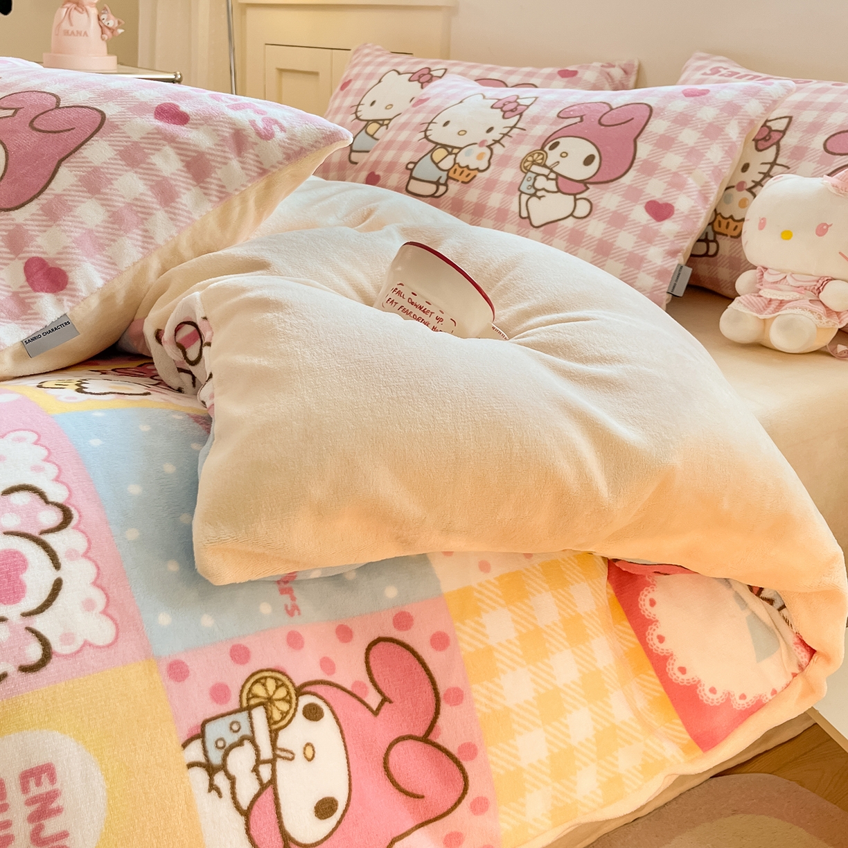 91家纺网 家纺一手货源 找家纺 桃子家居 2025新品正版三丽鸥授权Kitty数码大版枕套混搭卡通加厚高克重牛奶绒系列四件套单品 绒三丽鸥-混搭美乐蒂KT