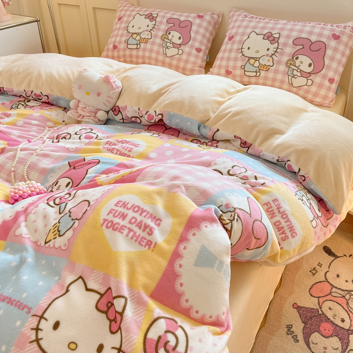 91家纺网 家纺一手货源 找家纺 桃子家居 2025新品正版三丽鸥授权Kitty数码大版枕套混搭卡通加厚高克重牛奶绒系列四件套单品 绒三丽鸥-混搭美乐蒂KT