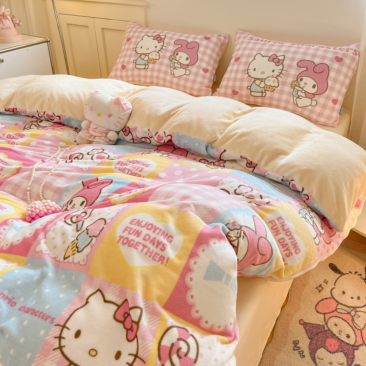 91家纺网 家纺一手货源 找家纺 桃子家居 2025新品正版三丽鸥授权Kitty数码大版枕套混搭卡通加厚高克重牛奶绒系列四件套单品 绒三丽鸥-混搭美乐蒂KT