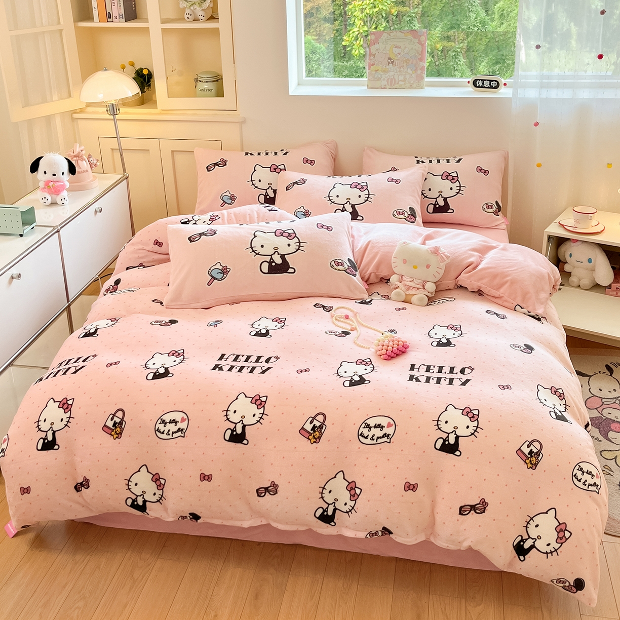 91家纺网 家纺一手货源 找家纺 桃子家居 2025新品正版三丽鸥授权Kitty数码大版枕套混搭卡通加厚高克重牛奶绒系列四件套单品 绒三丽鸥-混搭美美KT