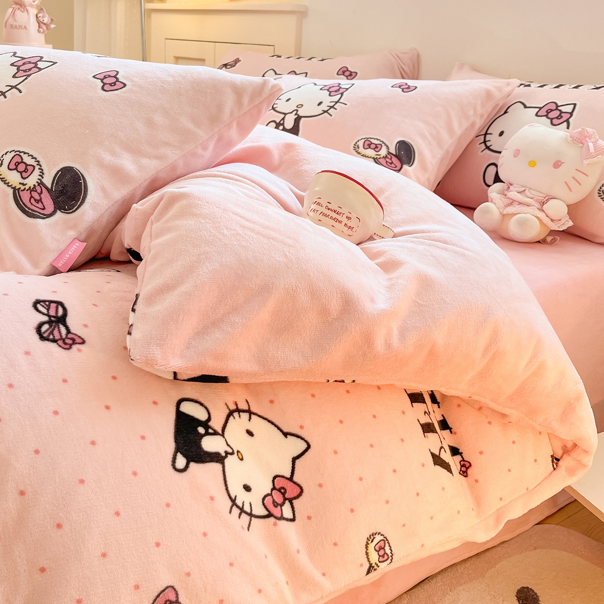 91家纺网 家纺一手货源 找家纺 桃子家居 2025新品正版三丽鸥授权Kitty数码大版枕套混搭卡通加厚高克重牛奶绒系列四件套单品 绒三丽鸥-混搭美美KT