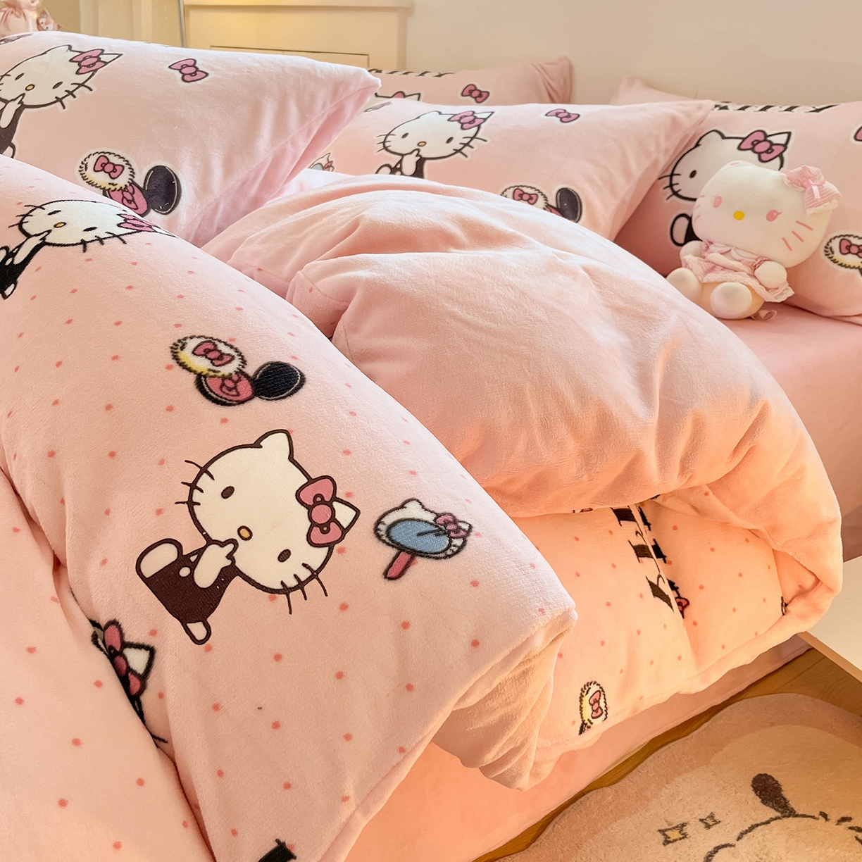 91家纺网 家纺一手货源 找家纺 桃子家居 2025新品正版三丽鸥授权Kitty数码大版枕套混搭卡通加厚高克重牛奶绒系列四件套单品 绒三丽鸥-混搭美美KT