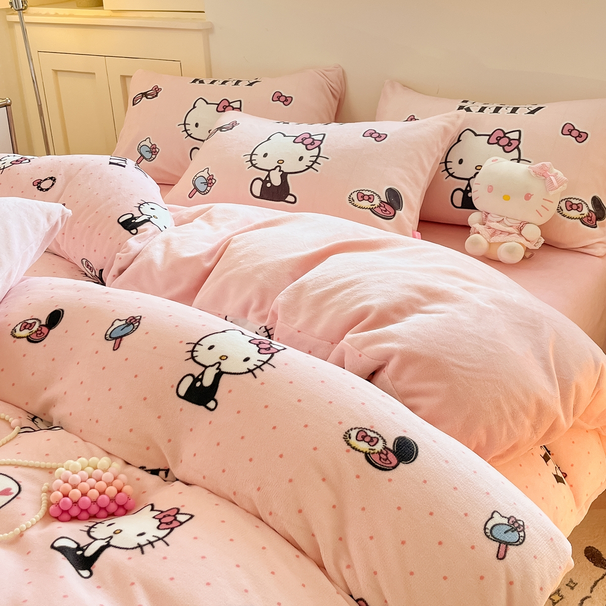 91家纺网 家纺一手货源 找家纺 桃子家居 2025新品正版三丽鸥授权Kitty数码大版枕套混搭卡通加厚高克重牛奶绒系列四件套单品 绒三丽鸥-混搭美美KT