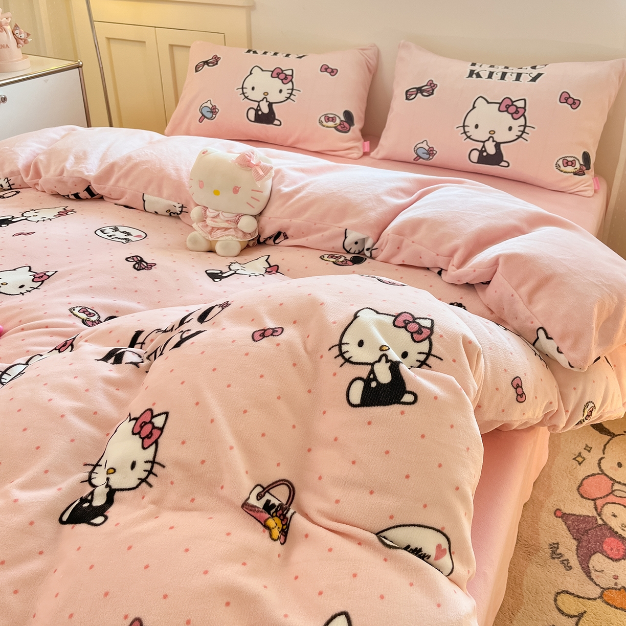 91家纺网 家纺一手货源 找家纺 桃子家居 2025新品正版三丽鸥授权Kitty数码大版枕套混搭卡通加厚高克重牛奶绒系列四件套单品 绒三丽鸥-混搭美美KT