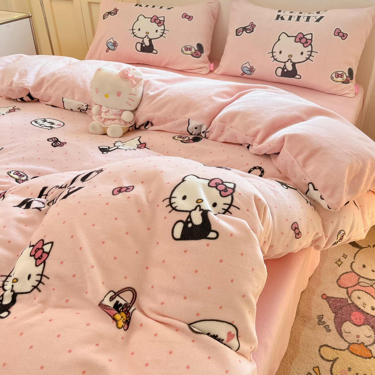 91家纺网 家纺一手货源 找家纺 桃子家居 2025新品正版三丽鸥授权Kitty数码大版枕套混搭卡通加厚高克重牛奶绒系列四件套单品 绒三丽鸥-混搭美美KT