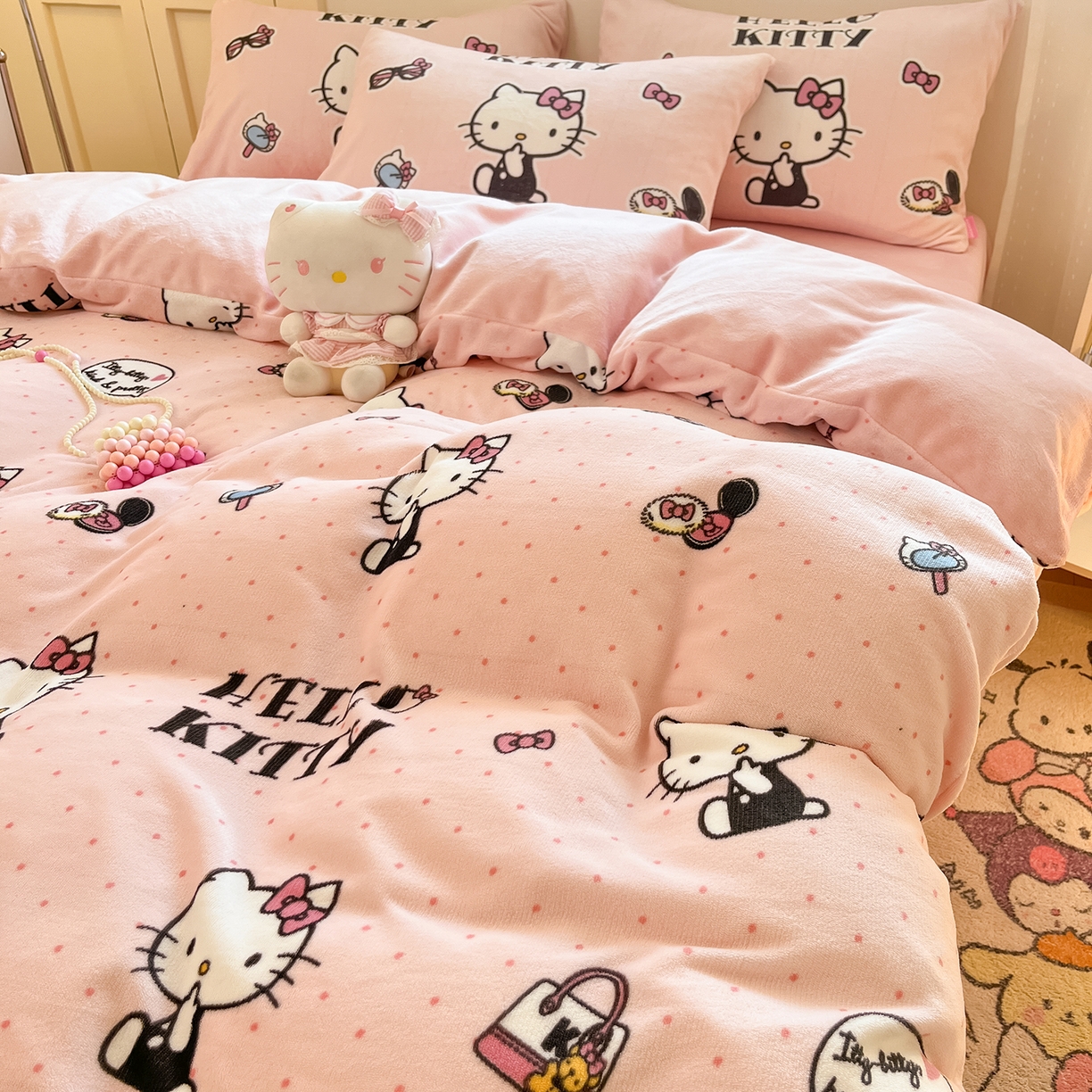 91家纺网 家纺一手货源 找家纺 桃子家居 2025新品正版三丽鸥授权Kitty数码大版枕套混搭卡通加厚高克重牛奶绒系列四件套单品 绒三丽鸥-混搭美美KT