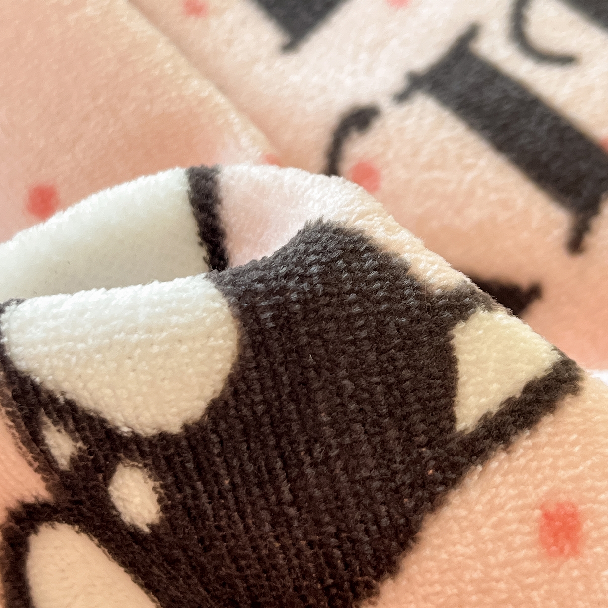 91家纺网 家纺一手货源 找家纺 桃子家居 2025新品正版三丽鸥授权Kitty数码大版枕套混搭卡通加厚高克重牛奶绒系列四件套单品 绒三丽鸥-混搭美美KT