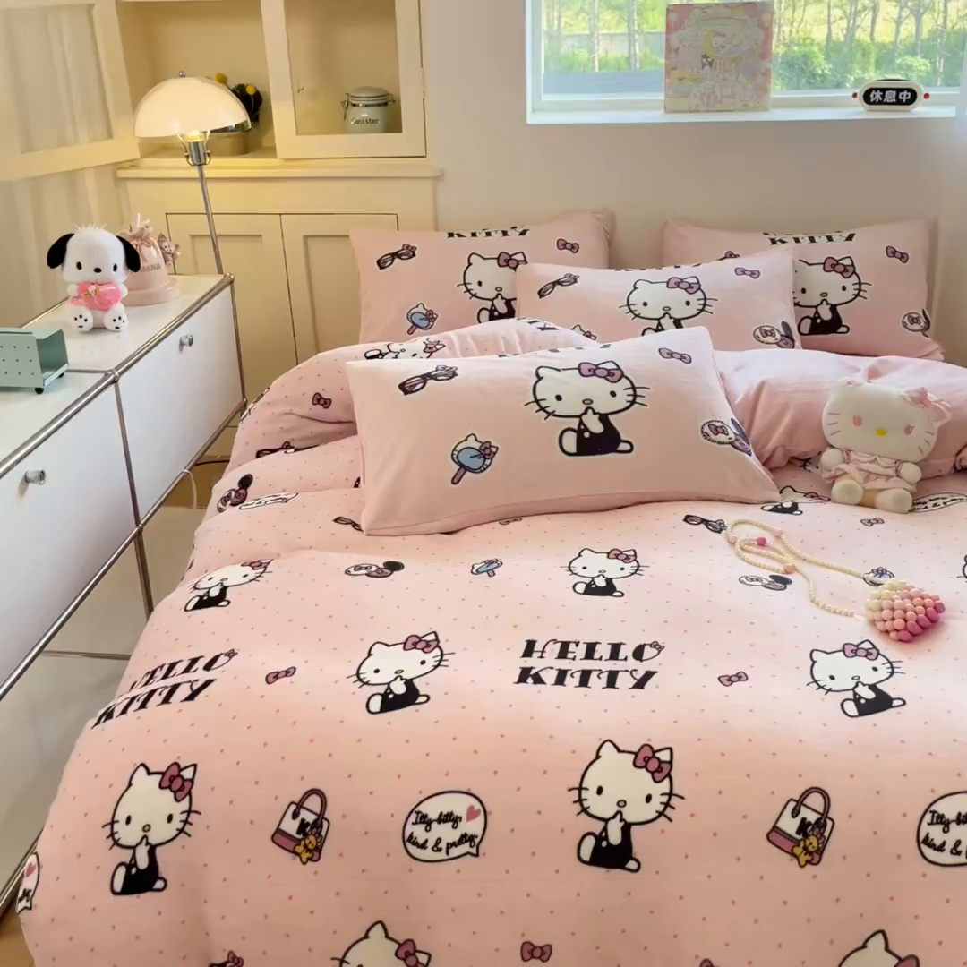 91家纺网 家纺一手货源 找家纺 桃子家居 2025新品正版三丽鸥授权Kitty数码大版枕套混搭卡通加厚高克重牛奶绒系列四件套单品 绒三丽鸥-混搭美美KT