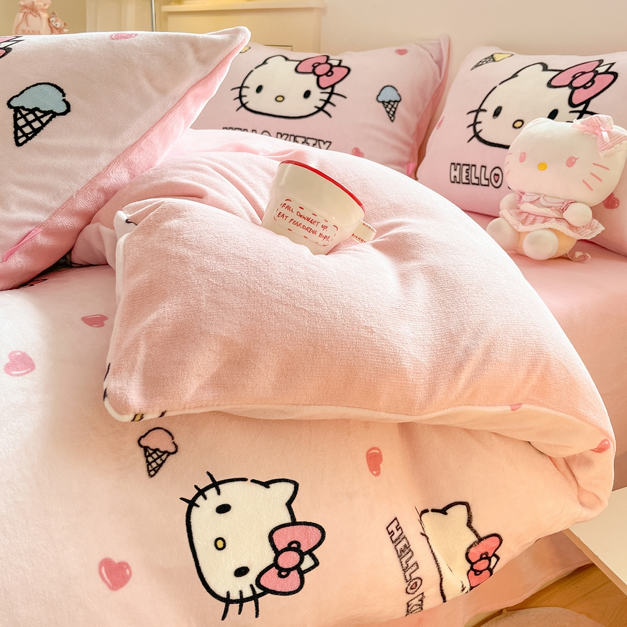 91家纺网 家纺一手货源 找家纺 桃子家居 2025新品正版三丽鸥授权Kitty数码大版枕套混搭卡通加厚高克重牛奶绒系列四件套单品 绒三丽鸥-混搭甜筒KT
