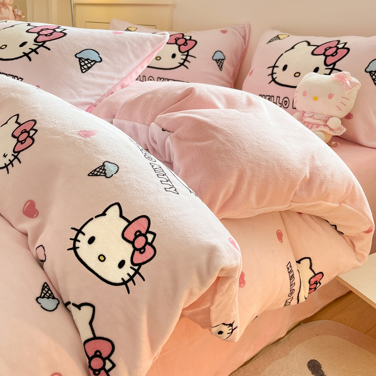91家纺网 家纺一手货源 找家纺 桃子家居 2025新品正版三丽鸥授权Kitty数码大版枕套混搭卡通加厚高克重牛奶绒系列四件套单品 绒三丽鸥-混搭甜筒KT