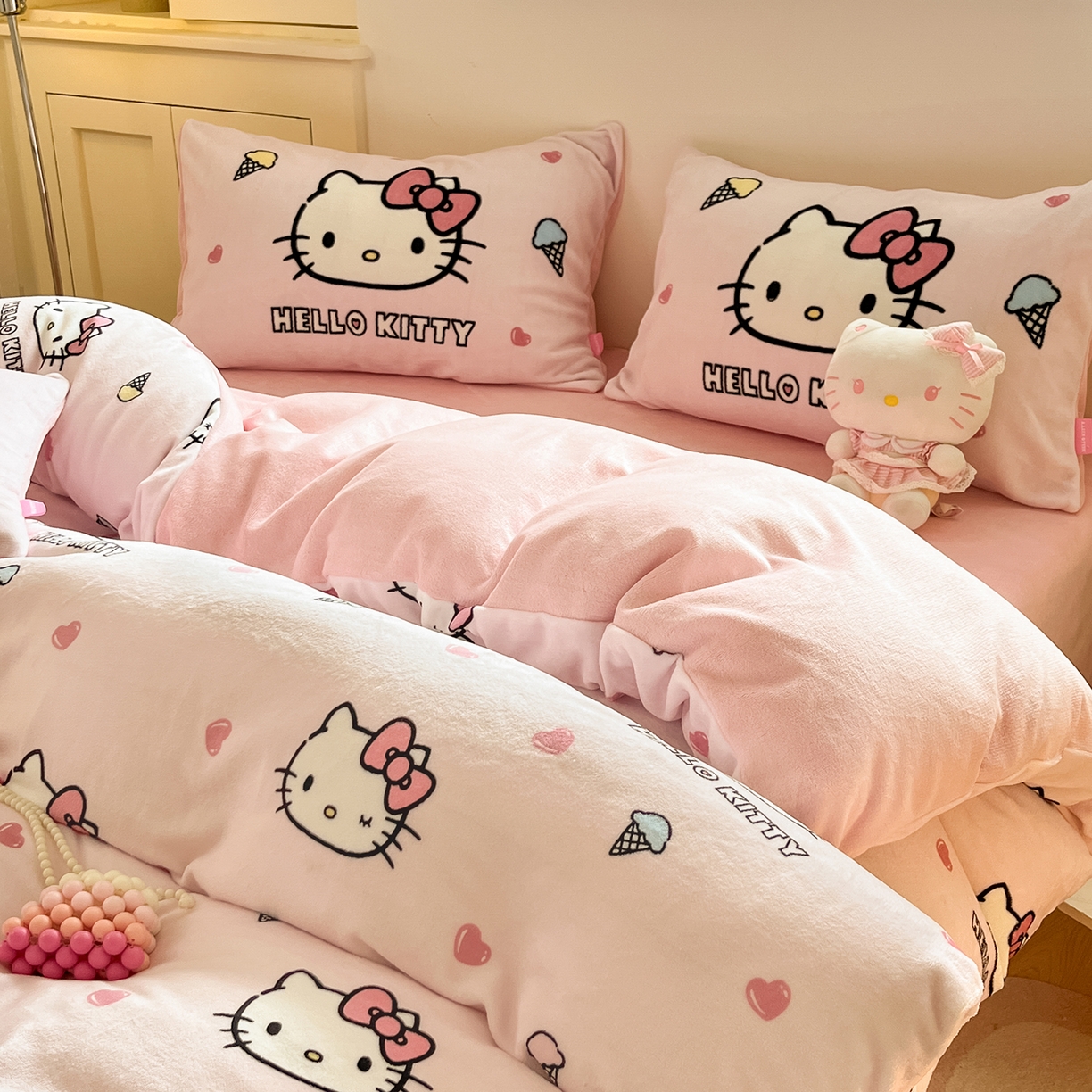 91家纺网 家纺一手货源 找家纺 桃子家居 2025新品正版三丽鸥授权Kitty数码大版枕套混搭卡通加厚高克重牛奶绒系列四件套单品 绒三丽鸥-混搭甜筒KT