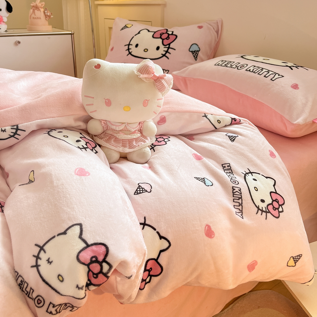 91家纺网 家纺一手货源 找家纺 桃子家居 2025新品正版三丽鸥授权Kitty数码大版枕套混搭卡通加厚高克重牛奶绒系列四件套单品 绒三丽鸥-混搭甜筒KT