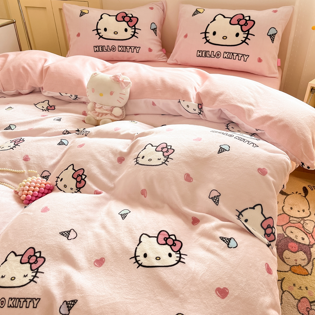 91家纺网 家纺一手货源 找家纺 桃子家居 2025新品正版三丽鸥授权Kitty数码大版枕套混搭卡通加厚高克重牛奶绒系列四件套单品 绒三丽鸥-混搭甜筒KT