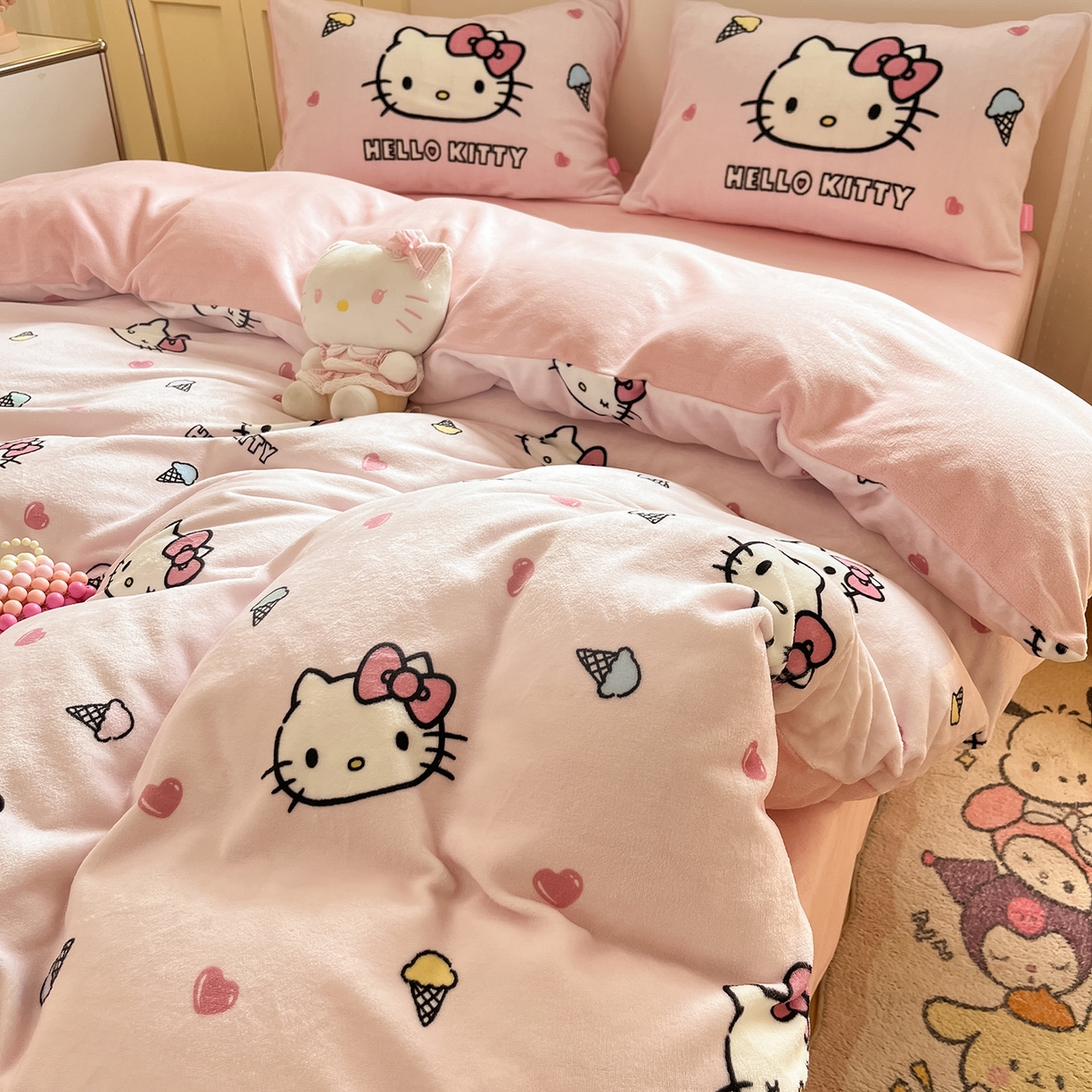 91家纺网 家纺一手货源 找家纺 桃子家居 2025新品正版三丽鸥授权Kitty数码大版枕套混搭卡通加厚高克重牛奶绒系列四件套单品 绒三丽鸥-混搭甜筒KT