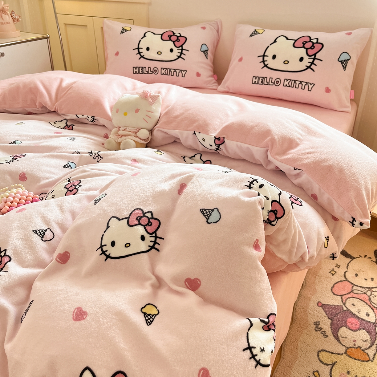 91家纺网 家纺一手货源 找家纺 桃子家居 2025新品正版三丽鸥授权Kitty数码大版枕套混搭卡通加厚高克重牛奶绒系列四件套单品 绒三丽鸥-混搭甜筒KT