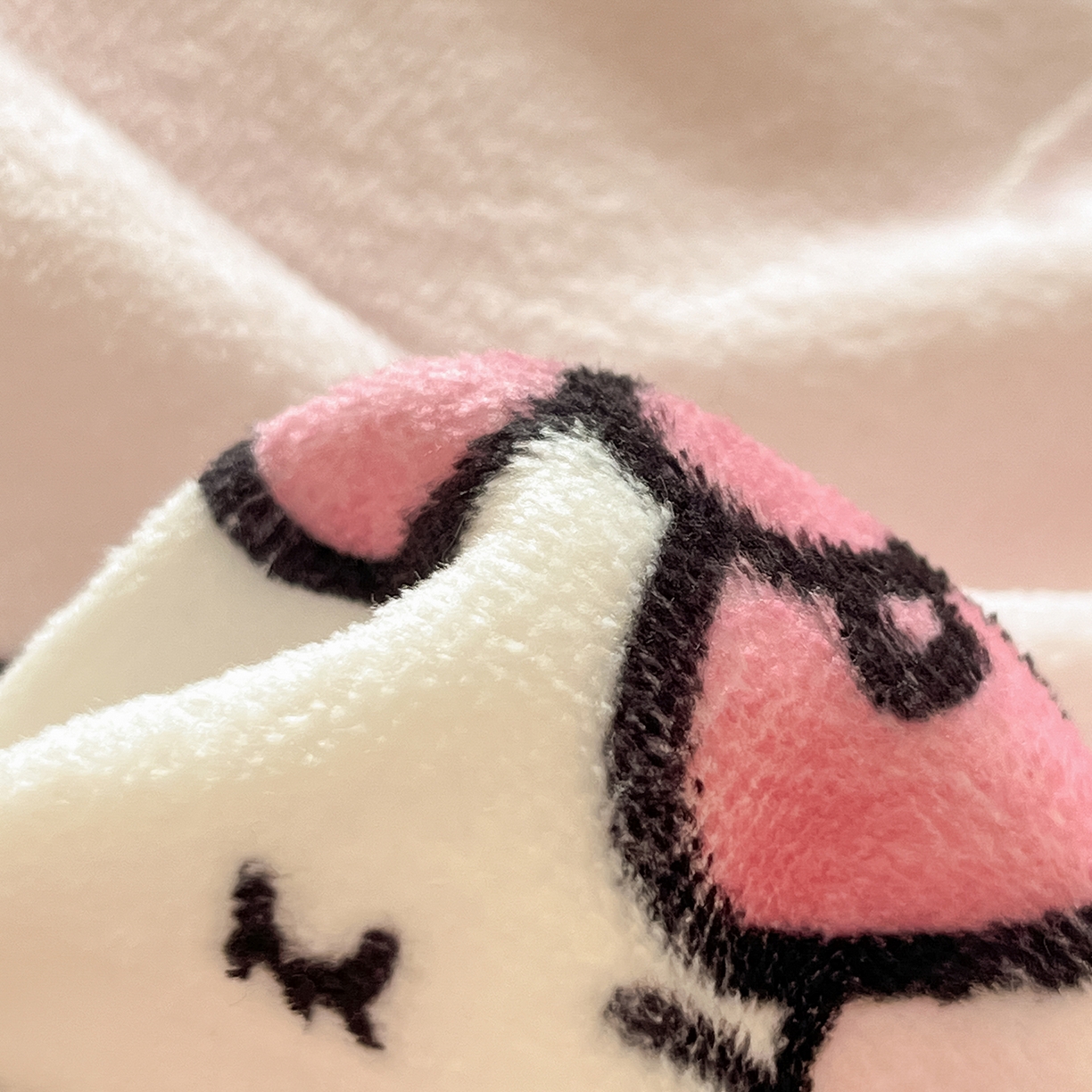 91家纺网 家纺一手货源 找家纺 桃子家居 2025新品正版三丽鸥授权Kitty数码大版枕套混搭卡通加厚高克重牛奶绒系列四件套单品 绒三丽鸥-混搭甜筒KT