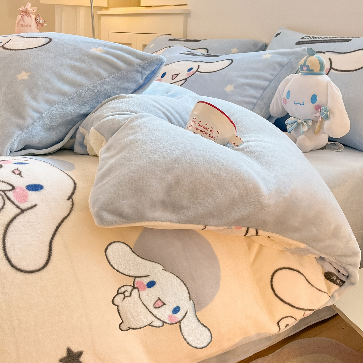 91家纺网 家纺一手货源 找家纺 桃子家居 2025新品正版三丽鸥授权Kitty数码大版枕套混搭卡通加厚高克重牛奶绒系列四件套单品 绒三丽鸥-混搭玉桂狗