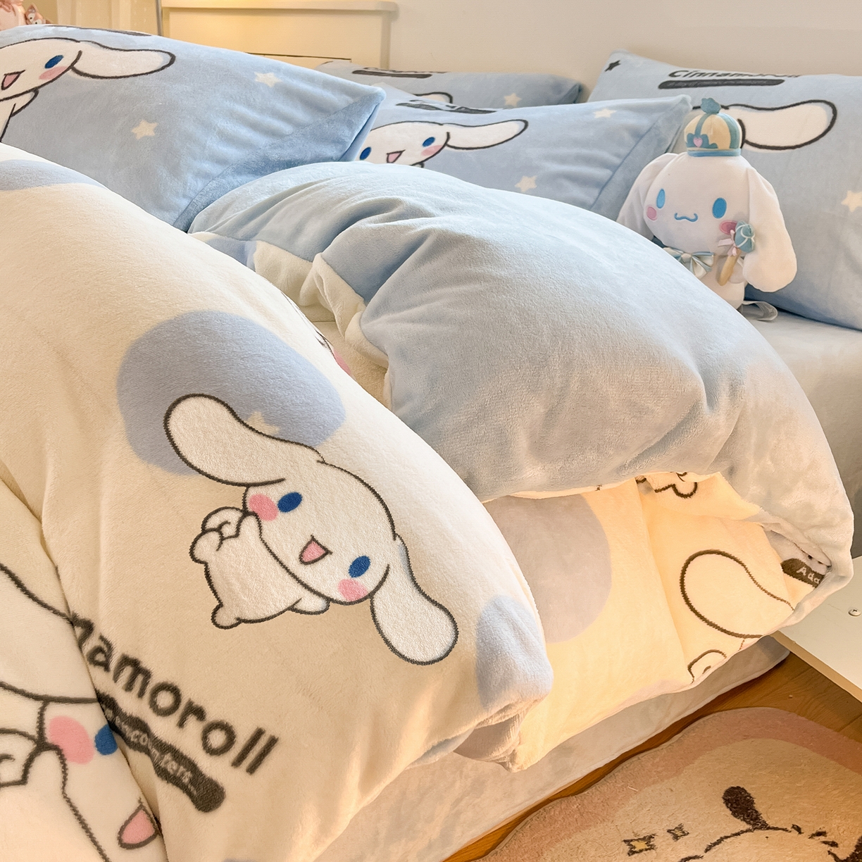 91家纺网 家纺一手货源 找家纺 桃子家居 2025新品正版三丽鸥授权Kitty数码大版枕套混搭卡通加厚高克重牛奶绒系列四件套单品 绒三丽鸥-混搭玉桂狗
