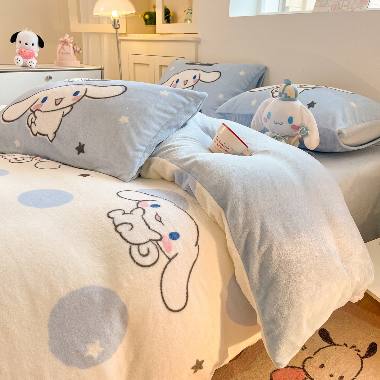 91家纺网 家纺一手货源 找家纺 桃子家居 2025新品正版三丽鸥授权Kitty数码大版枕套混搭卡通加厚高克重牛奶绒系列四件套单品 绒三丽鸥-混搭玉桂狗