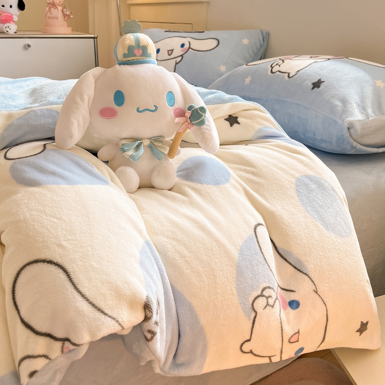 91家纺网 家纺一手货源 找家纺 桃子家居 2025新品正版三丽鸥授权Kitty数码大版枕套混搭卡通加厚高克重牛奶绒系列四件套单品 绒三丽鸥-混搭玉桂狗