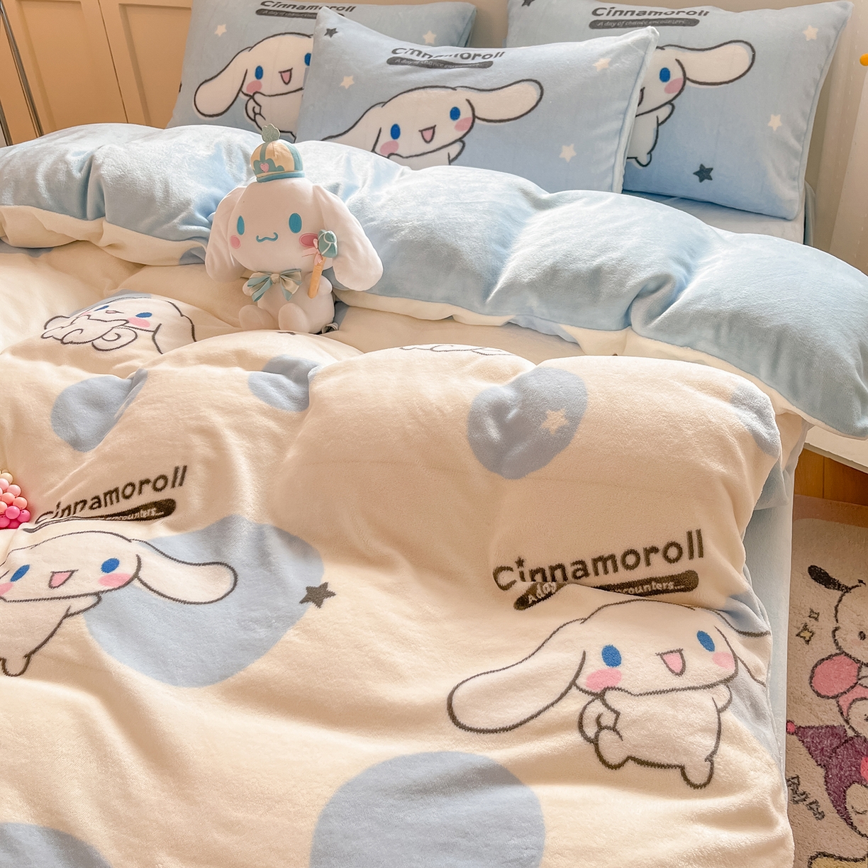 91家纺网 家纺一手货源 找家纺 桃子家居 2025新品正版三丽鸥授权Kitty数码大版枕套混搭卡通加厚高克重牛奶绒系列四件套单品 绒三丽鸥-混搭玉桂狗