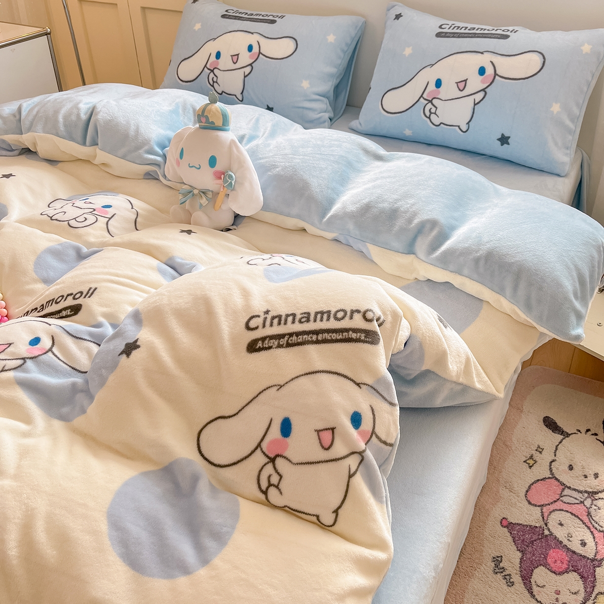 91家纺网 家纺一手货源 找家纺 桃子家居 2025新品正版三丽鸥授权Kitty数码大版枕套混搭卡通加厚高克重牛奶绒系列四件套单品 绒三丽鸥-混搭玉桂狗