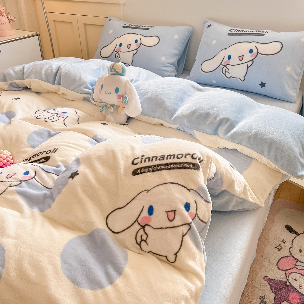 91家纺网 家纺一手货源 找家纺 桃子家居 2025新品正版三丽鸥授权Kitty数码大版枕套混搭卡通加厚高克重牛奶绒系列四件套单品 绒三丽鸥-混搭玉桂狗