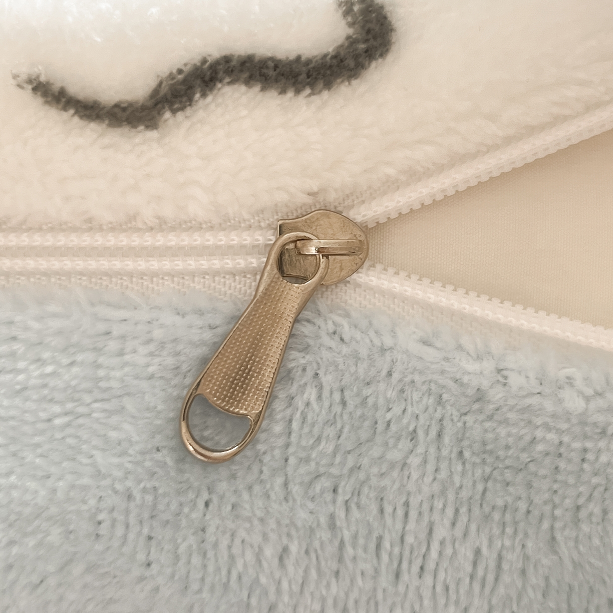 91家纺网 家纺一手货源 找家纺 桃子家居 2025新品正版三丽鸥授权Kitty数码大版枕套混搭卡通加厚高克重牛奶绒系列四件套单品 绒三丽鸥-混搭玉桂狗