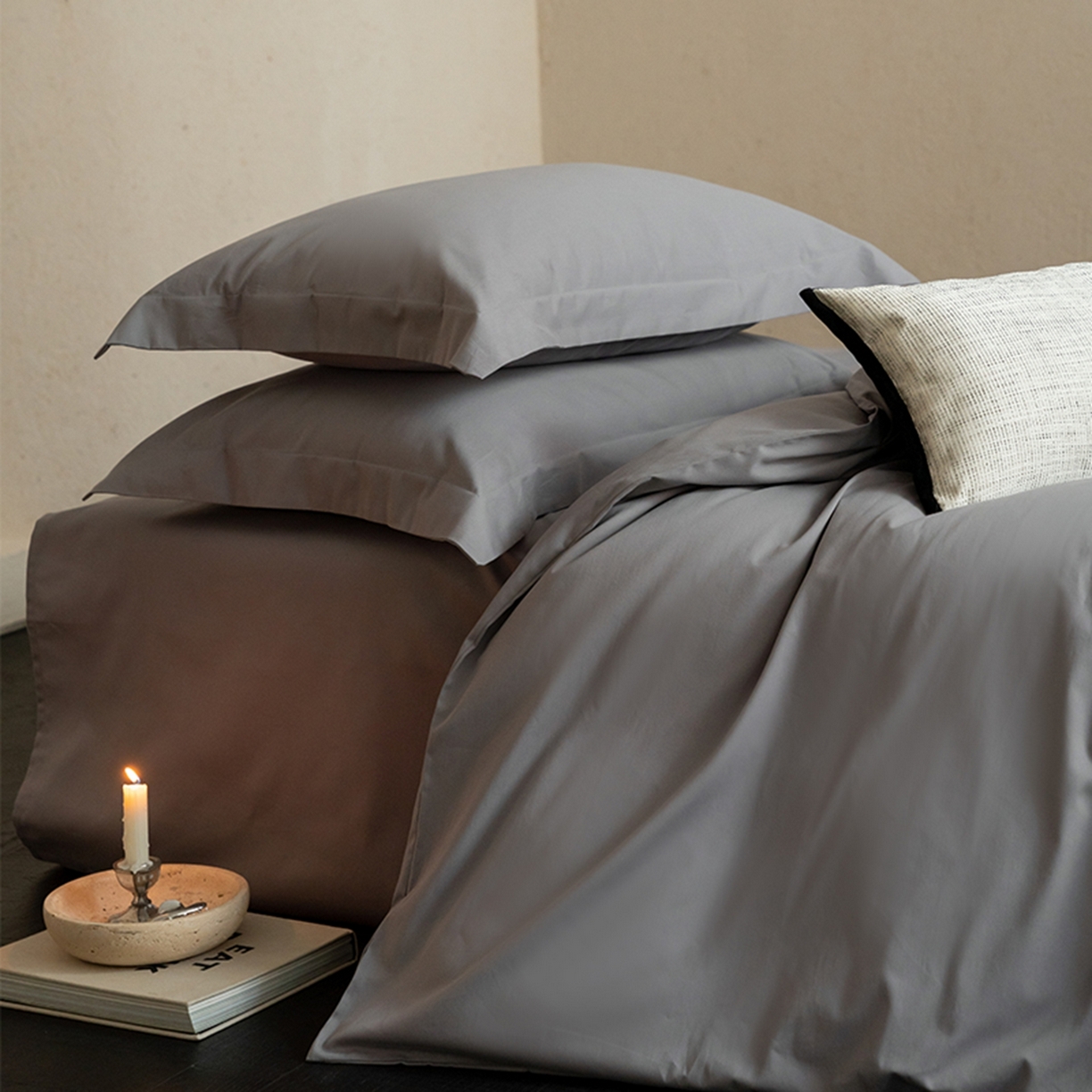 91家纺网 家纺一手货源 找家纺 ONE TWO ONE 121 2025宽边枕陶瓷一字绣磨毛四件套（会员：-10元） 弗洛粉