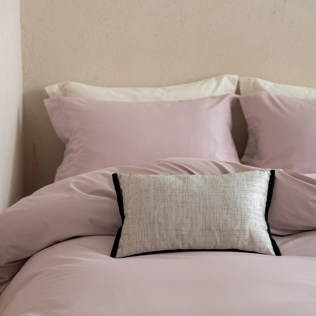 91家纺网 家纺一手货源 找家纺 ONE TWO ONE 121 2025宽边枕陶瓷一字绣磨毛四件套（会员：-10元） 弗洛粉