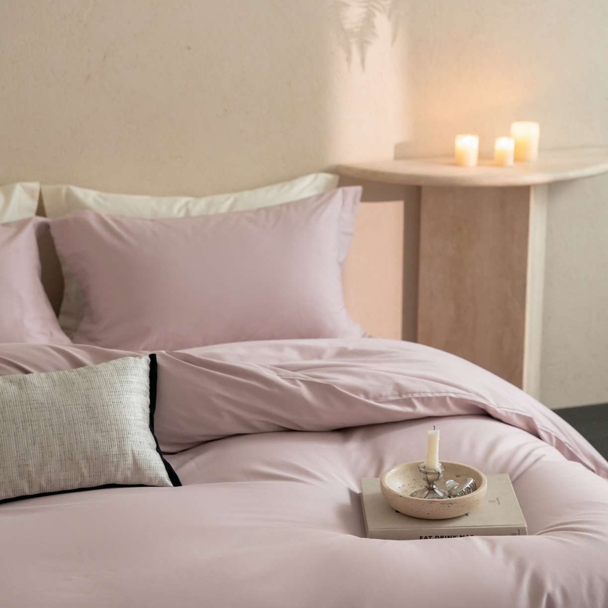 91家纺网 家纺一手货源 找家纺 ONE TWO ONE 121 2025宽边枕陶瓷一字绣磨毛四件套（会员：-10元） 弗洛粉