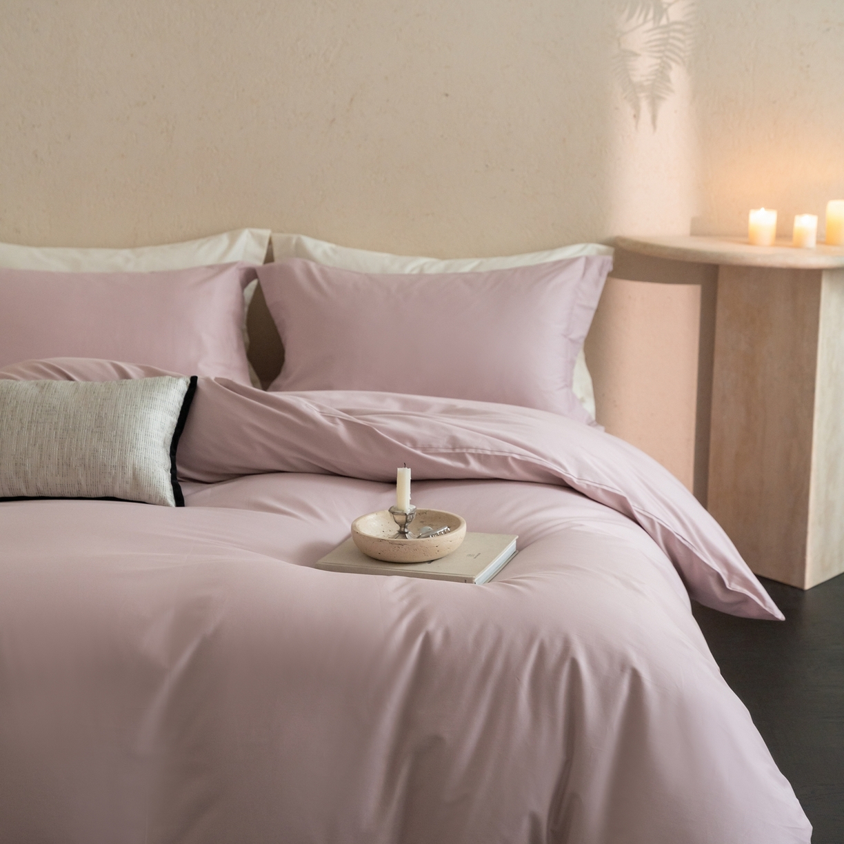 91家纺网 家纺一手货源 找家纺 ONE TWO ONE 121 2025宽边枕陶瓷一字绣磨毛四件套（会员：-10元） 弗洛粉