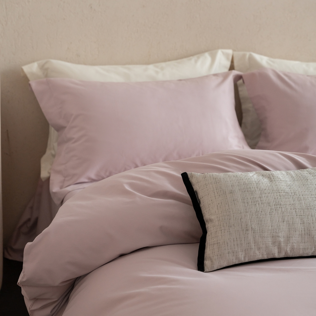 91家纺网 家纺一手货源 找家纺 ONE TWO ONE 121 2025宽边枕陶瓷一字绣磨毛四件套（会员：-10元） 弗洛粉