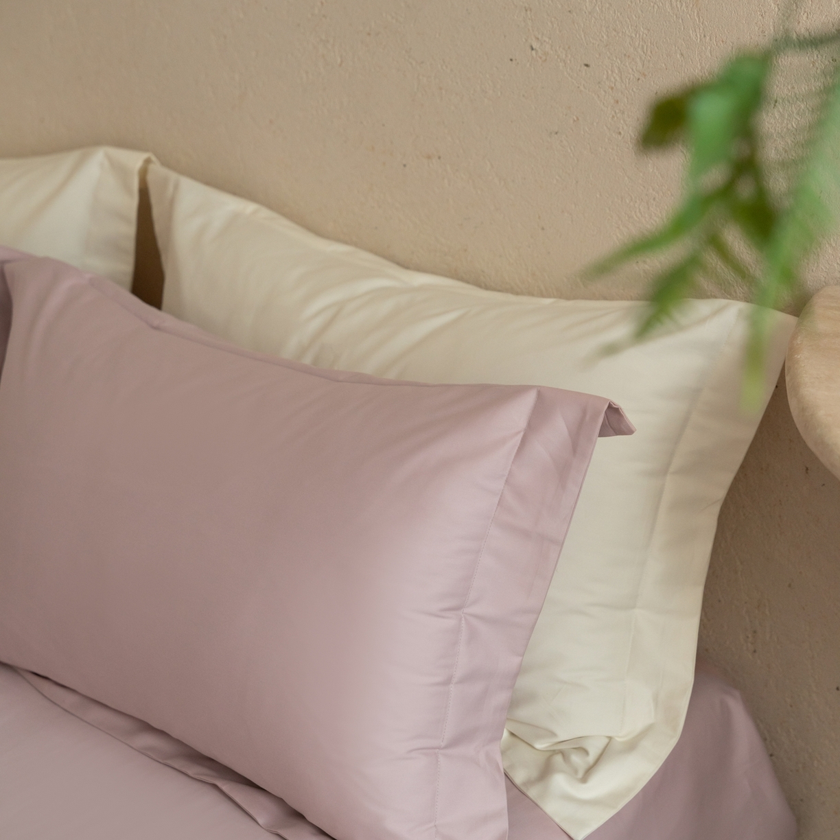 91家纺网 家纺一手货源 找家纺 ONE TWO ONE 121 2025宽边枕陶瓷一字绣磨毛四件套（会员：-10元） 弗洛粉