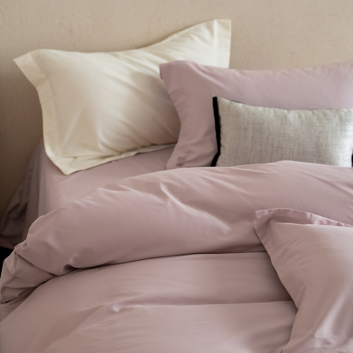 91家纺网 家纺一手货源 找家纺 ONE TWO ONE 121 2025宽边枕陶瓷一字绣磨毛四件套（会员：-10元） 弗洛粉