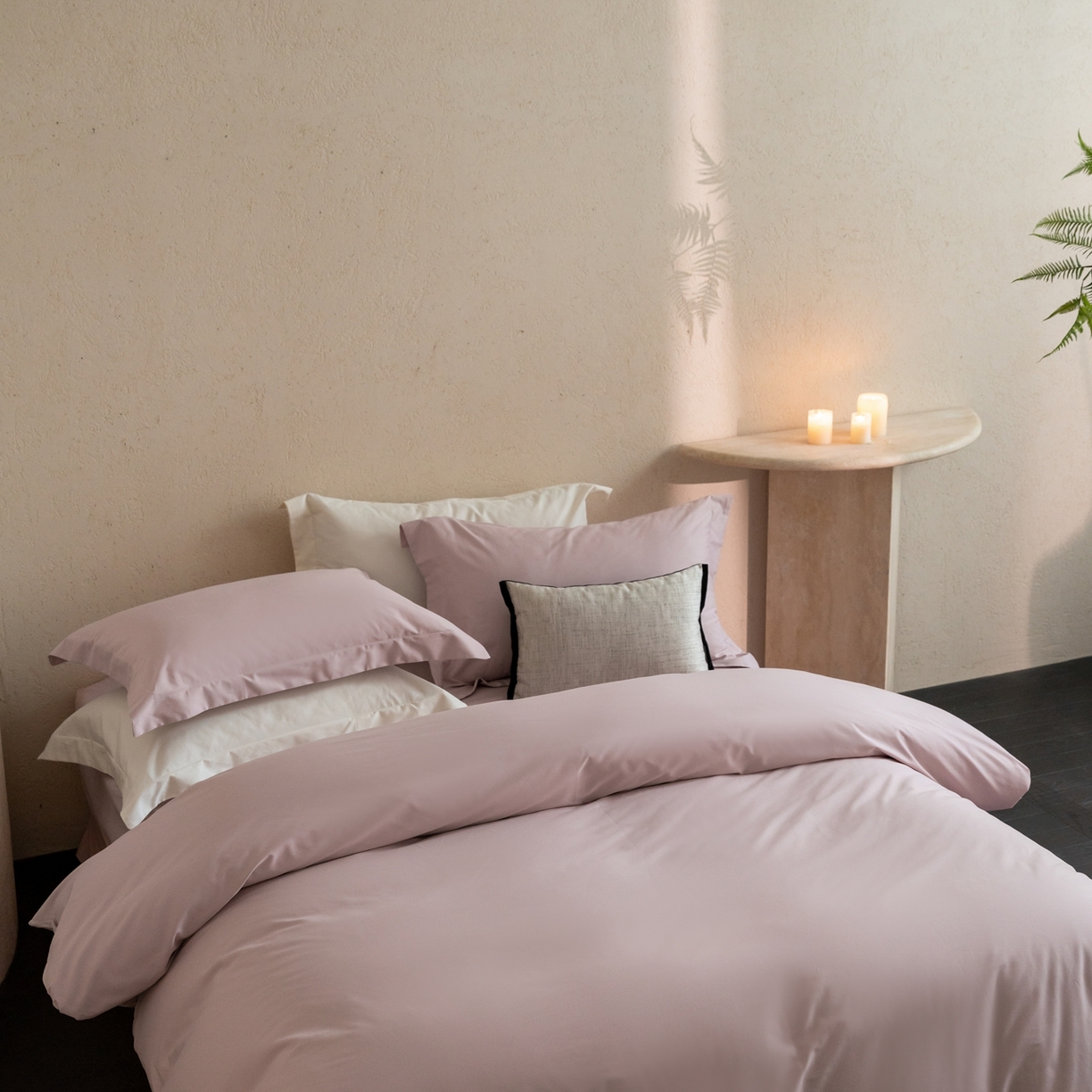 91家纺网 家纺一手货源 找家纺 ONE TWO ONE 121 2025宽边枕陶瓷一字绣磨毛四件套（会员：-10元） 弗洛粉