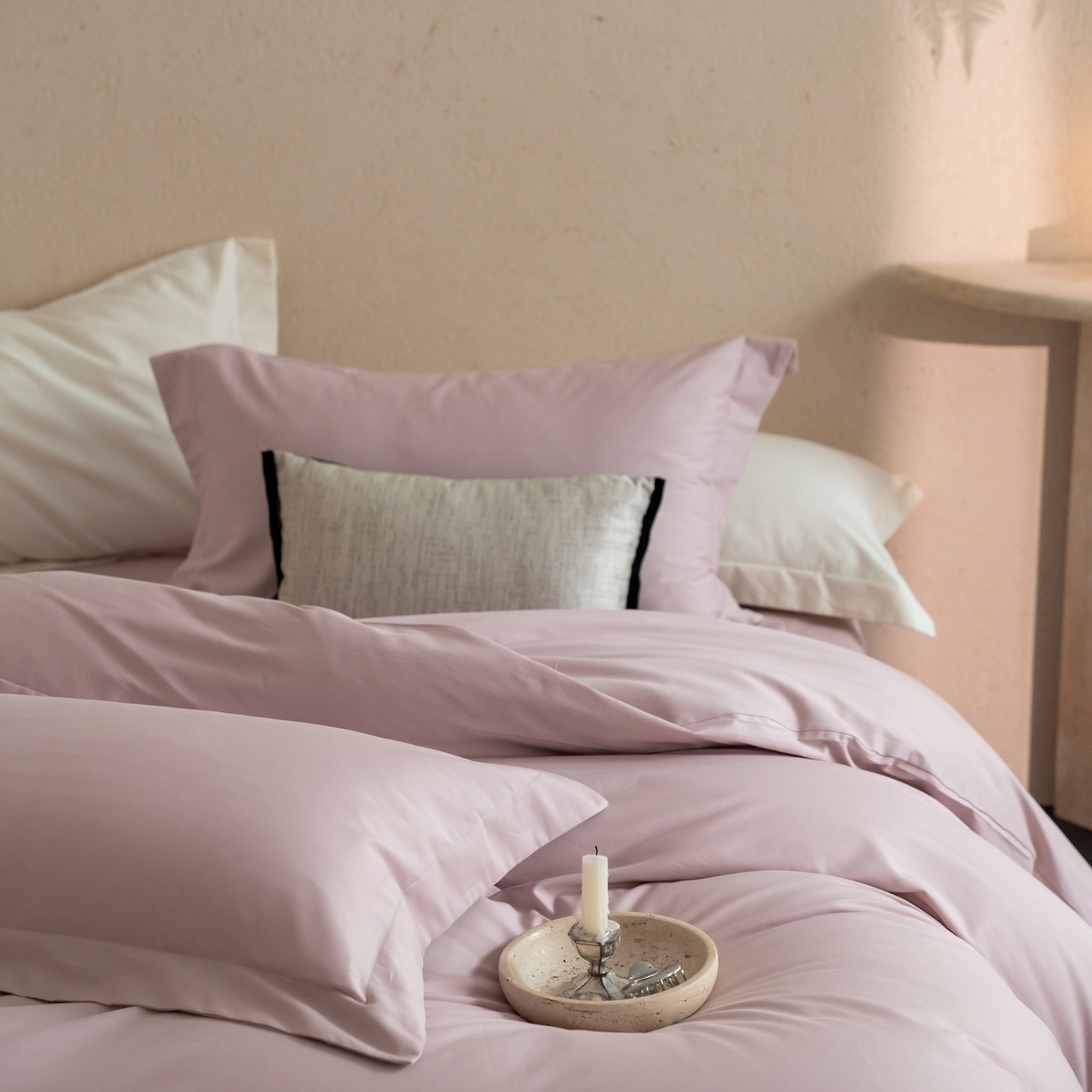 91家纺网 家纺一手货源 找家纺 ONE TWO ONE 121 2025宽边枕陶瓷一字绣磨毛四件套（会员：-10元） 弗洛粉