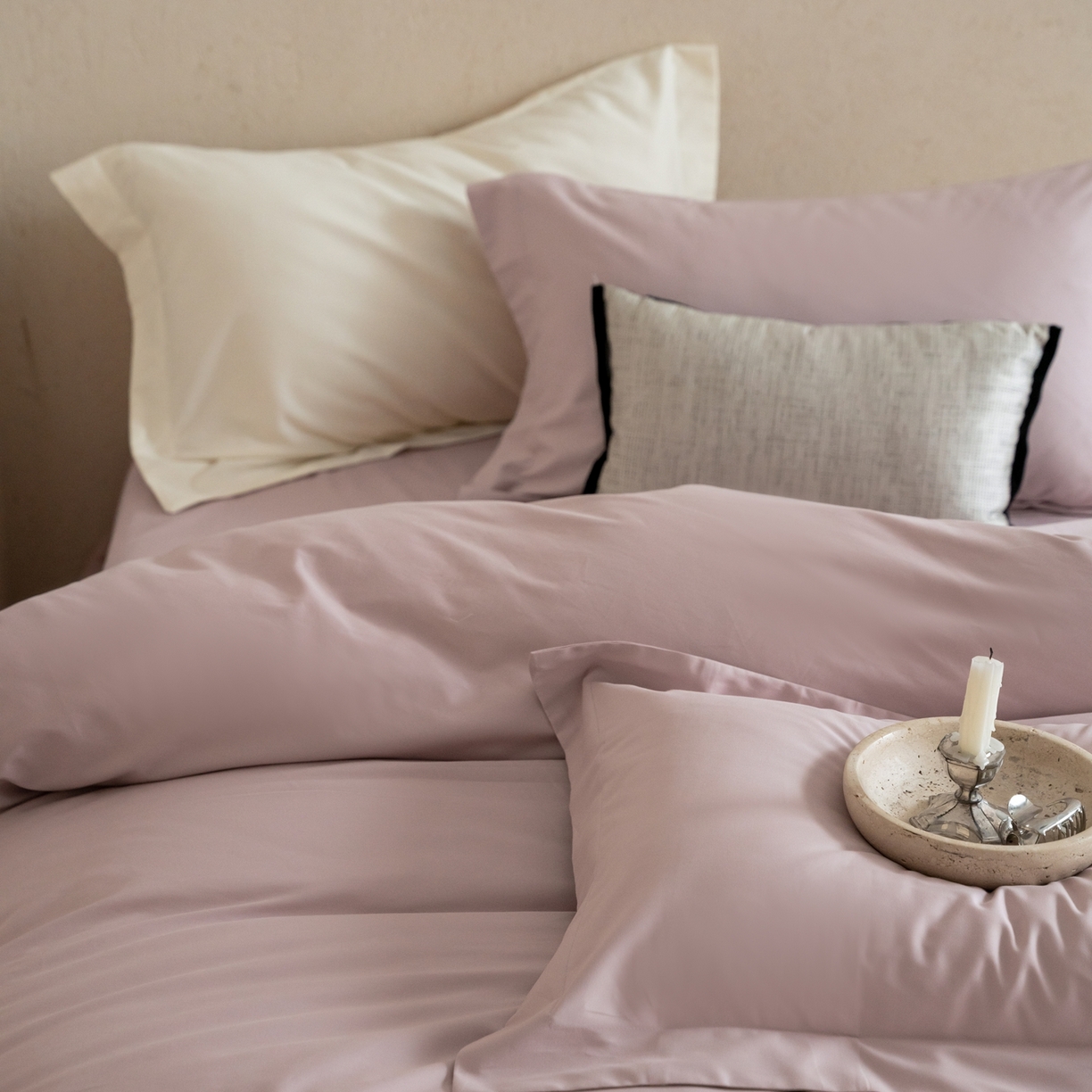 91家纺网 家纺一手货源 找家纺 ONE TWO ONE 121 2025宽边枕陶瓷一字绣磨毛四件套（会员：-10元） 弗洛粉