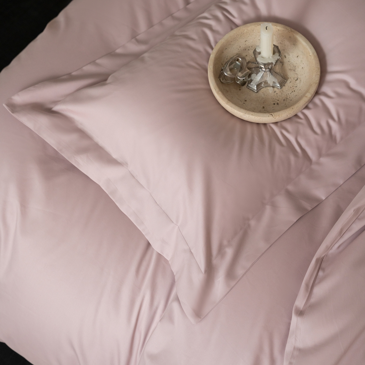 91家纺网 家纺一手货源 找家纺 ONE TWO ONE 121 2025宽边枕陶瓷一字绣磨毛四件套（会员：-10元） 弗洛粉