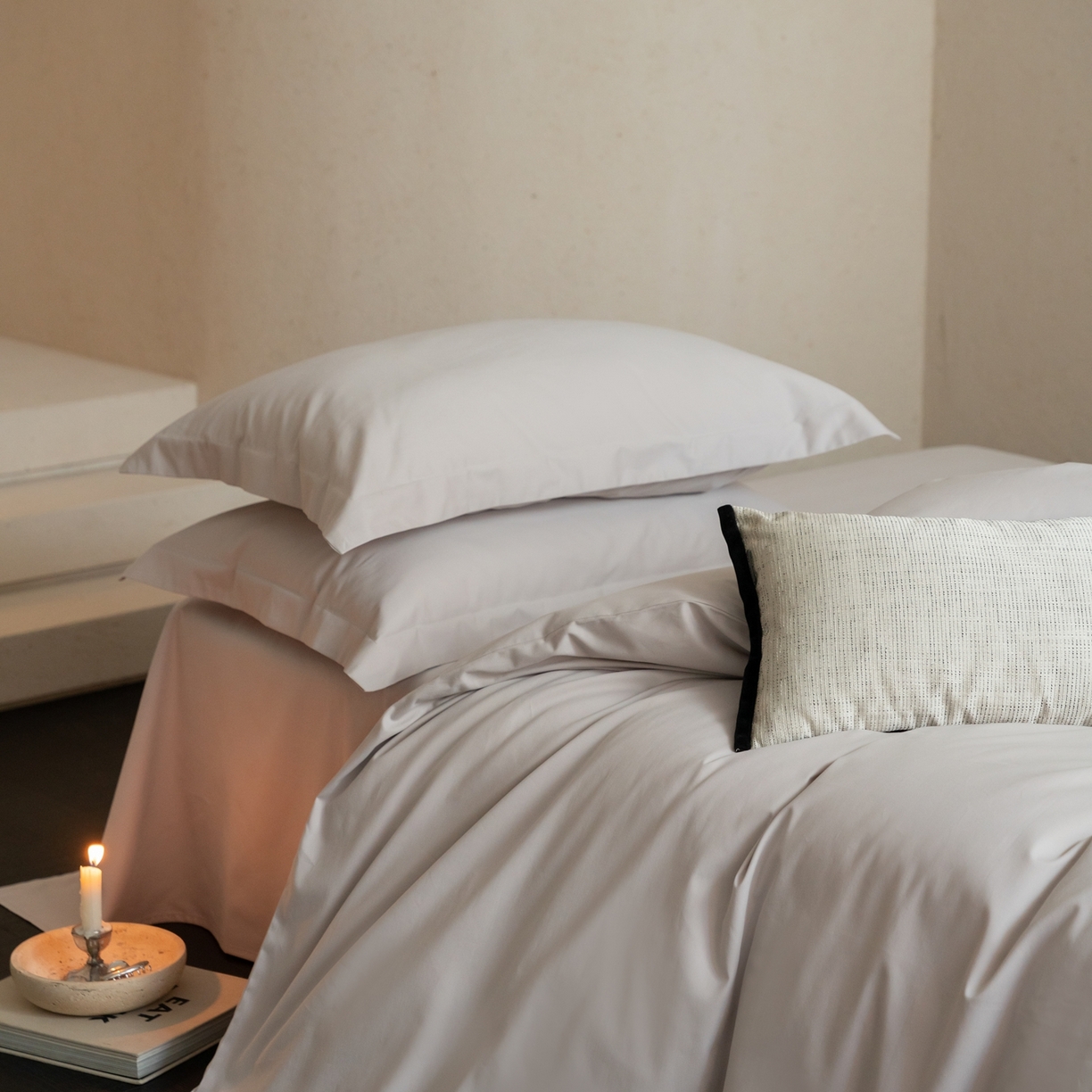 91家纺网 家纺一手货源 找家纺 ONE TWO ONE 121 2025宽边枕陶瓷一字绣磨毛四件套（会员：-10元） 极地灰