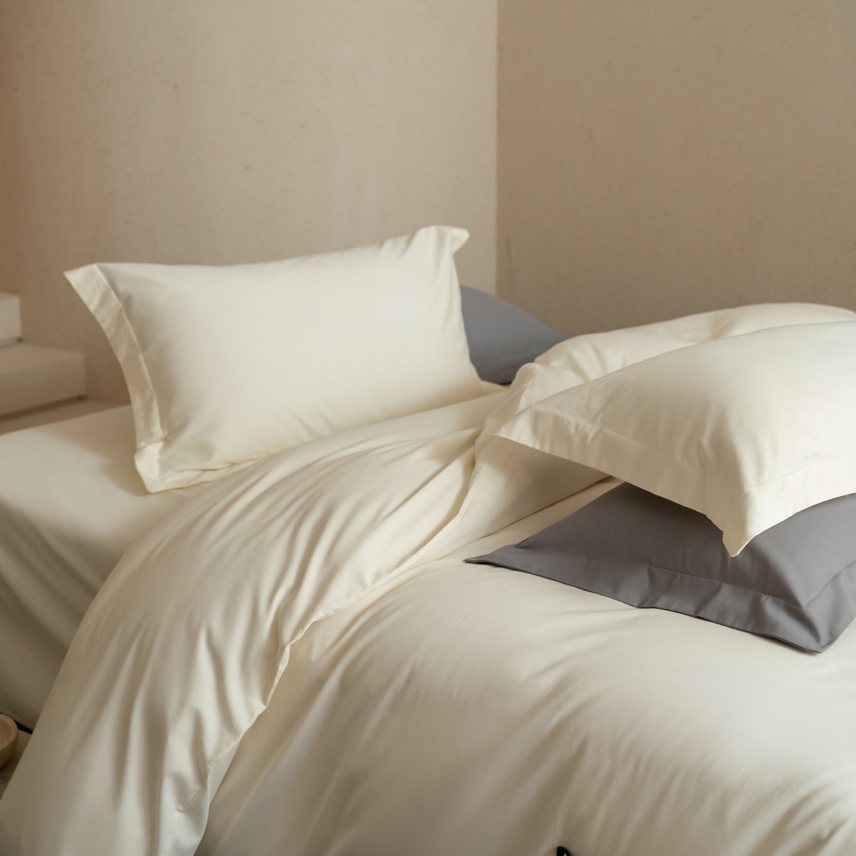 91家纺网 家纺一手货源 找家纺 ONE TWO ONE 121 2025宽边枕陶瓷一字绣磨毛四件套（会员：-10元） 凌波白