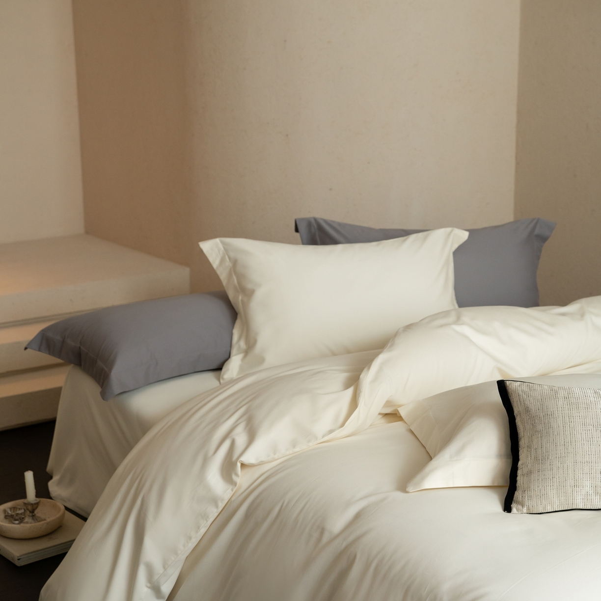 91家纺网 家纺一手货源 找家纺 ONE TWO ONE 121 2025宽边枕陶瓷一字绣磨毛四件套（会员：-10元） 凌波白