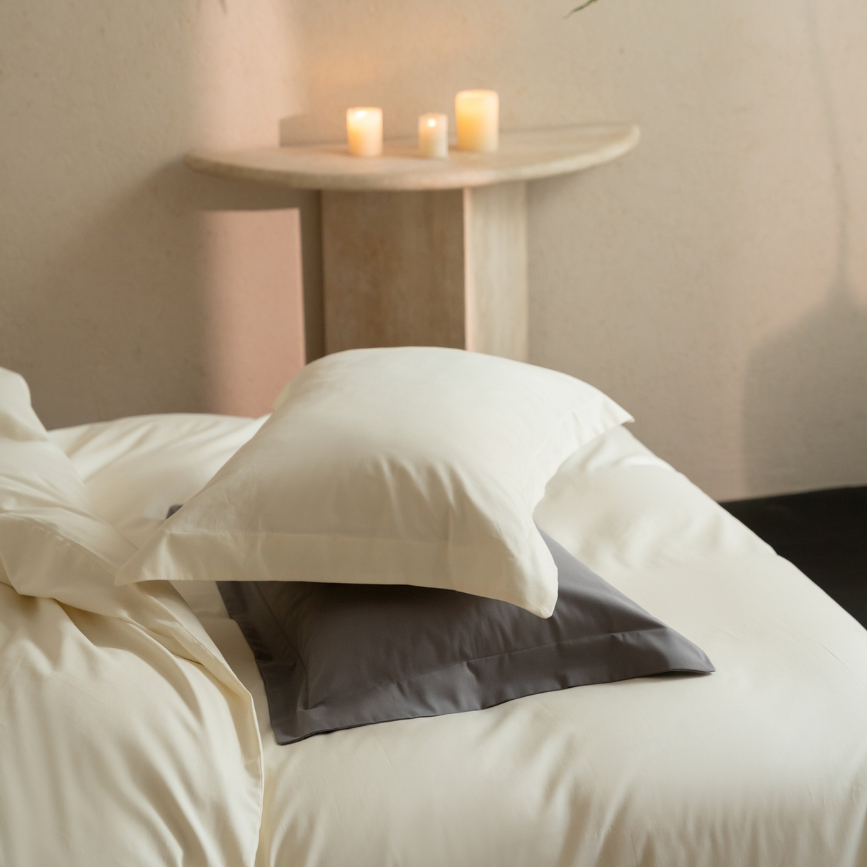 91家纺网 家纺一手货源 找家纺 ONE TWO ONE 121 2025宽边枕陶瓷一字绣磨毛四件套（会员：-10元） 凌波白