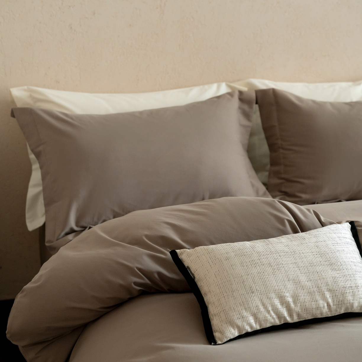 91家纺网 家纺一手货源 找家纺 ONE TWO ONE 121 2025宽边枕陶瓷一字绣磨毛四件套（会员：-10元） 山茶色