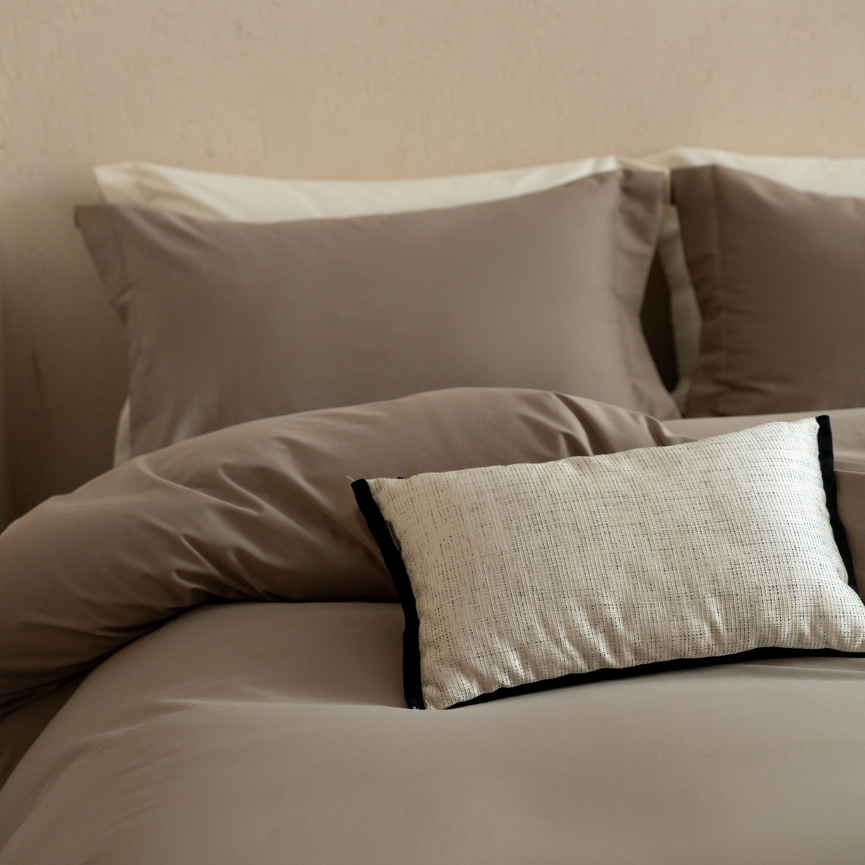 91家纺网 家纺一手货源 找家纺 ONE TWO ONE 121 2025宽边枕陶瓷一字绣磨毛四件套（会员：-10元） 山茶色